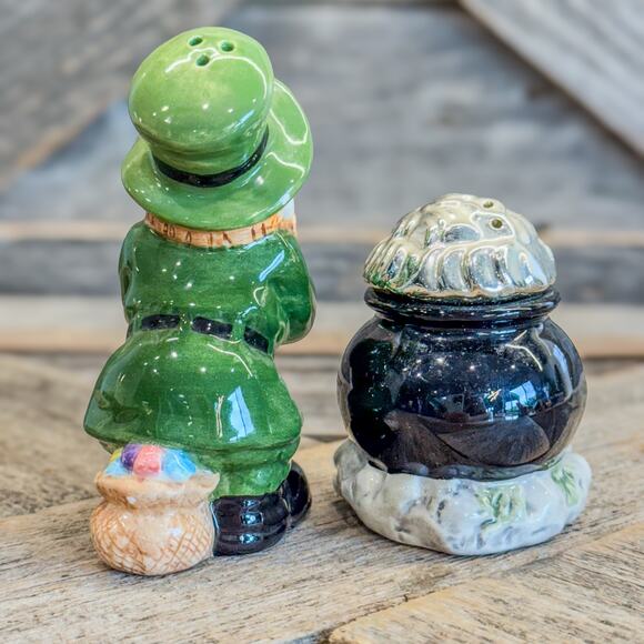 Appletree Designs Leprechaun w Pot of Gold/Silver Salt and Pepper Shaker Set - Picture 3 of 8